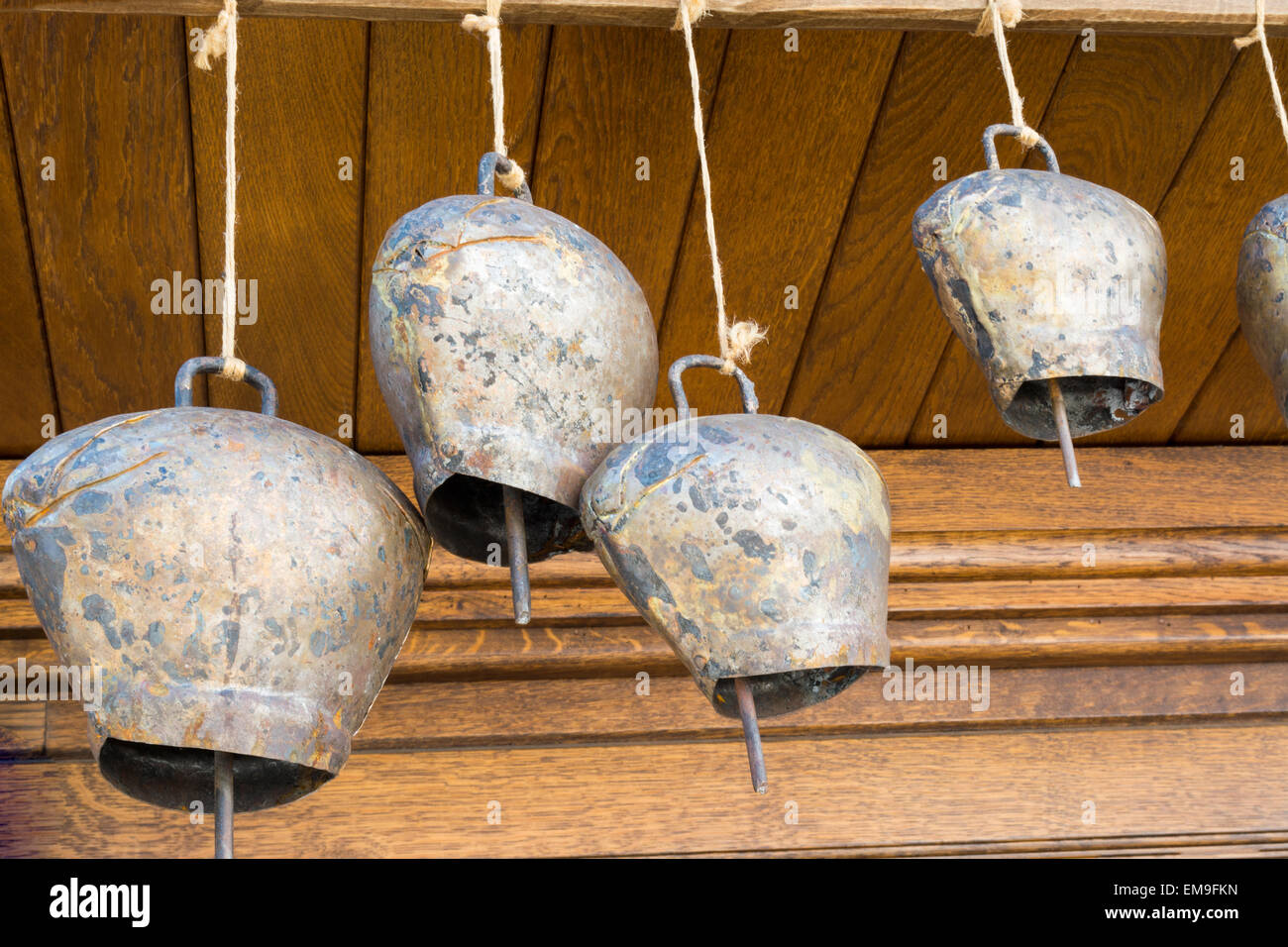 Cloches accroché sur une poutre en bois, Tryavna, Bulgarie Banque D'Images