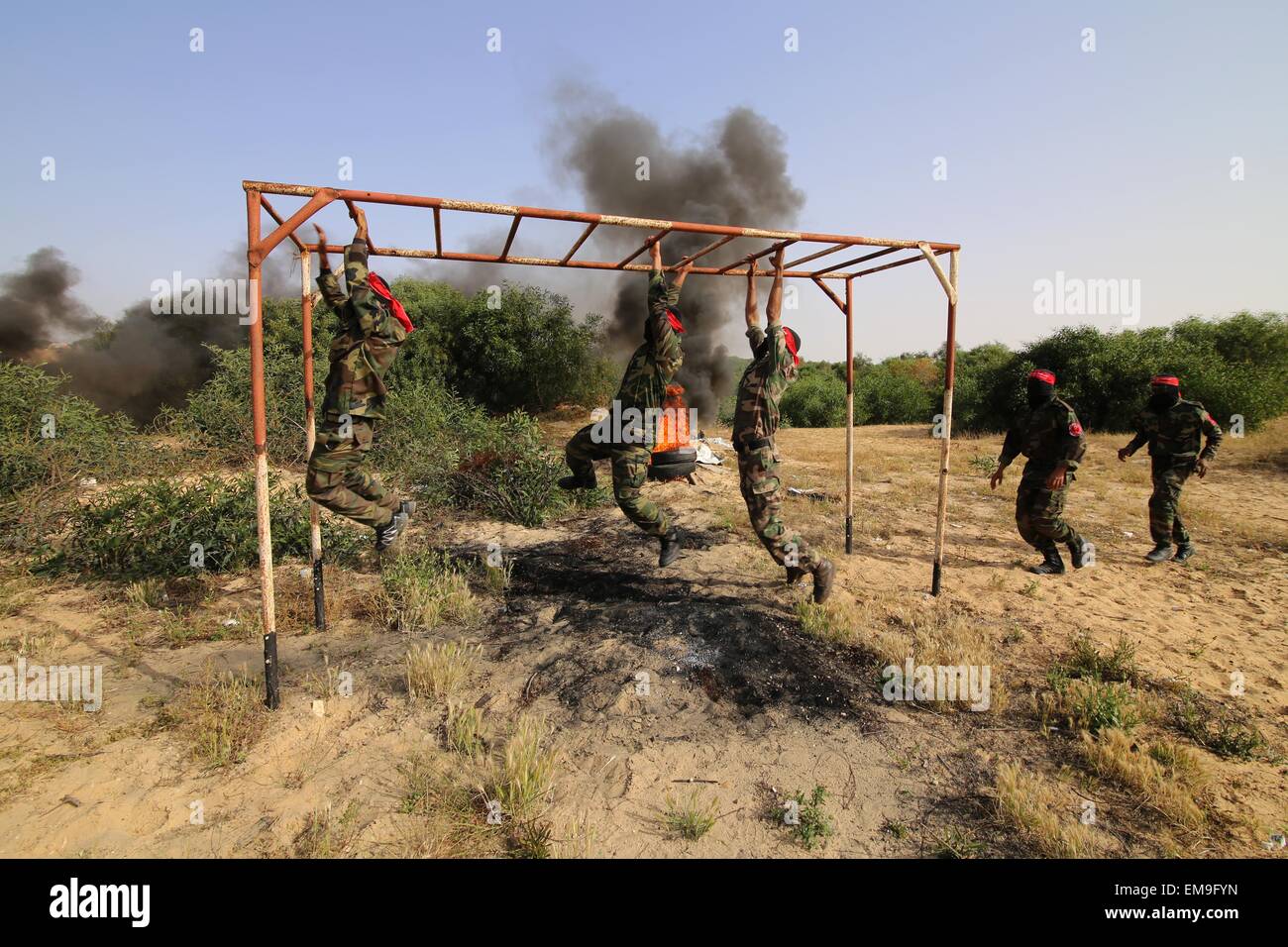 Gaza, bande de Gaza ville de Rafah. Apr 17, 2015. Des militants palestiniens du Front démocratique pour la libération de la Palestine (FDLP) dans la cérémonie de remise des diplômes militaires, dans le sud de la bande de Gaza ville de Rafah, le 17 avril 2015. © Khaled Omar/Xinhua/Alamy Live News Banque D'Images