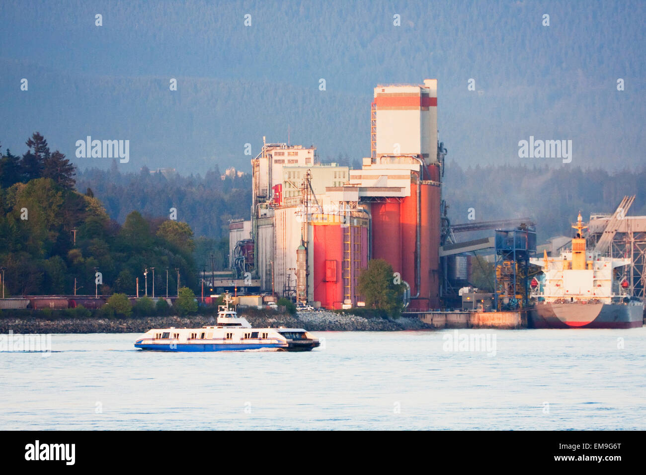 Le Seabus à Burrard Inlet et élévateurs à grain, North Vancouver, Colombie-Britannique, Canada Banque D'Images