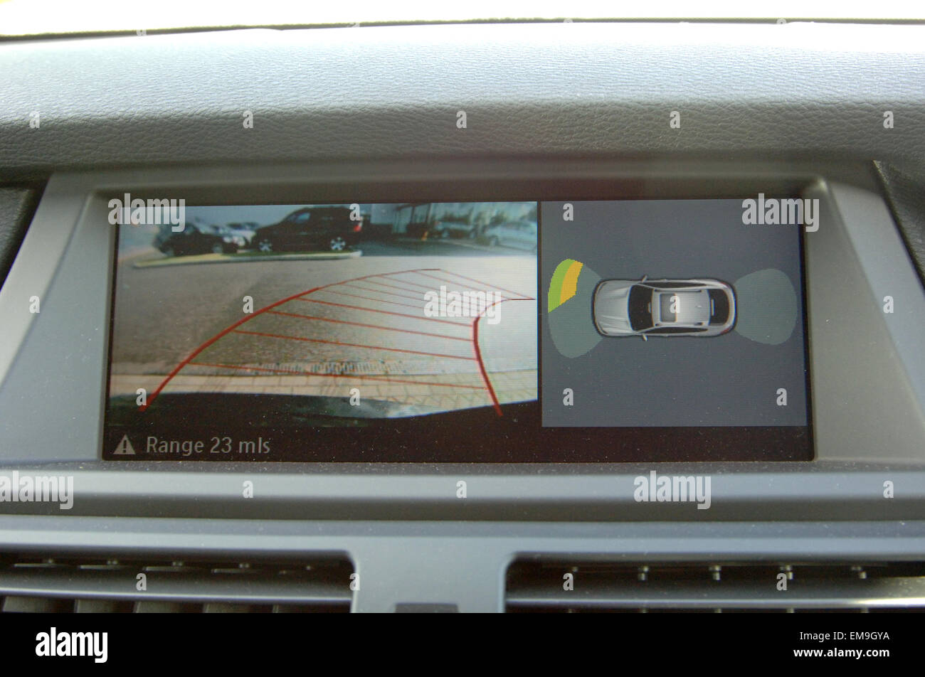 Caméra de recul aide parking voiture avec des lignes rouges de l'écran  montrant les voitures sur la route de verrouillage de la direction actuelle  Photo Stock - Alamy