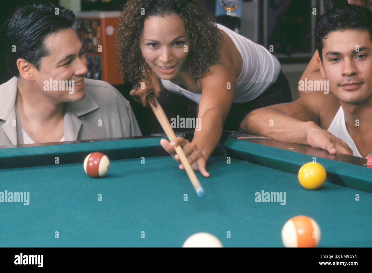 Groupe d'amis jouant au billard au bar Banque D'Images