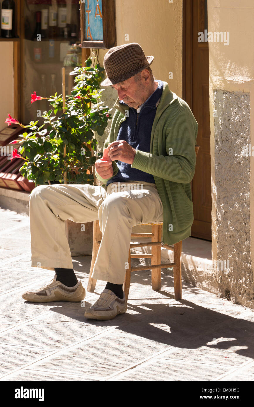 Vieil homme assis dans street, Montalcino, Toscane, Italie Banque D'Images