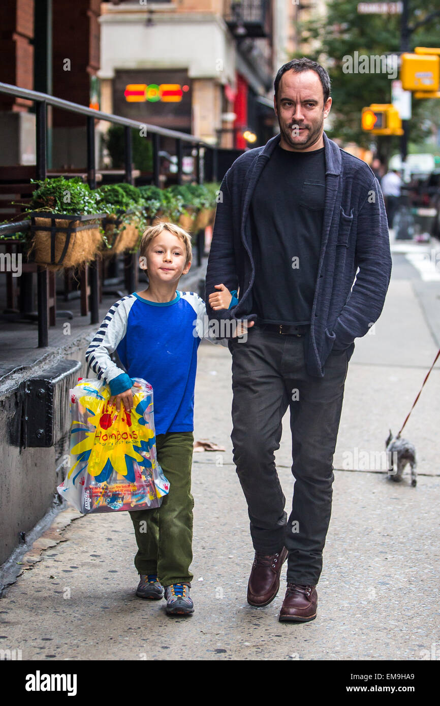 Dave Matthews repéré à New York avec son fils Matthews Août Musiciens : Dave Matthews Matthews,août Où : NY, New York, United States Quand : 13 Oct 2014 Banque D'Images
