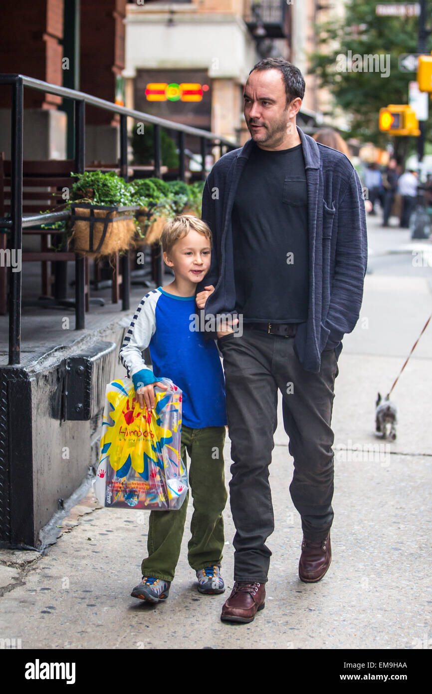 Dave Matthews repéré à New York avec son fils Matthews Août Musiciens : Dave Matthews Matthews,août Où : NY, New York, United States Quand : 13 Oct 2014 Banque D'Images