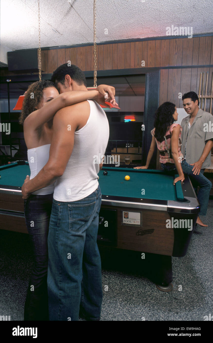 Des couples socializing près de table de billard au bar Banque D'Images