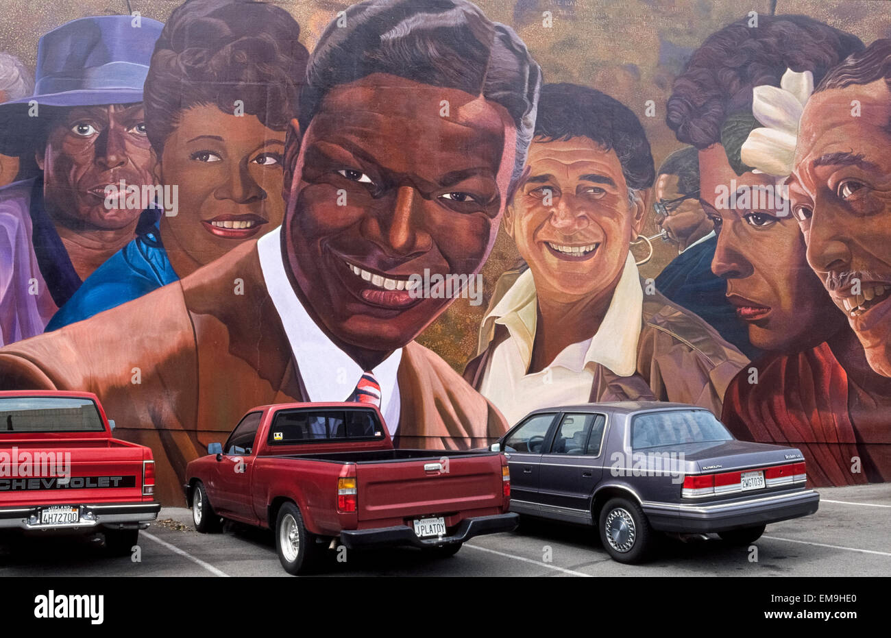 Ce monument de Los Angeles est une gigantesque œuvre d'art public appelé 'Jazz' Hollywood : 1945-72 qui rend hommage à la musique jazz legends sur un long mur sur Vine Street à Hollywood, Californie, USA. La photographie a été prise en 1991, un an après l'immense murale a été peinte par Richard Wyatt Jr. Il a créé 11 portraits, dont les sept montré ici (De gauche à droite) : Miles Davis, Ella Fitzgerald, Nat King Cole, Shelly Manne, Dizzy Gillespie (avec avertisseur sonore), Billie Holiday et Duke Ellington. Lorsque la peinture a commencé à s'estomper et puce au fil des ans, l'artiste reproduit son travail sur les carreaux de céramique en 2013. Banque D'Images