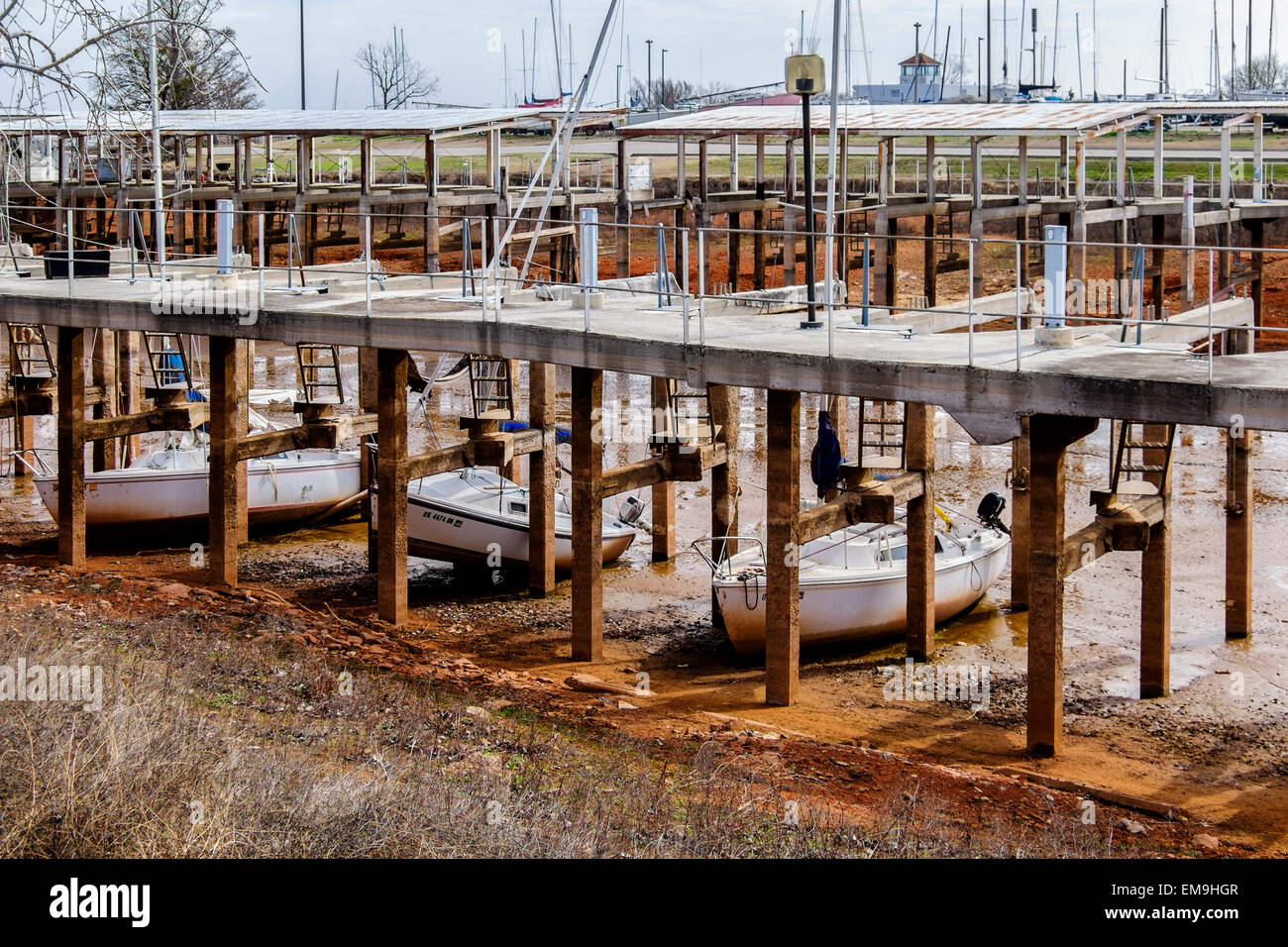 Voiliers repose dans quelques pouces d'eau dans la marina d'une sécheresse de l'approvisionnement municipal, lac Hefner, à Oklahoma City, Oklahoma, USA Banque D'Images