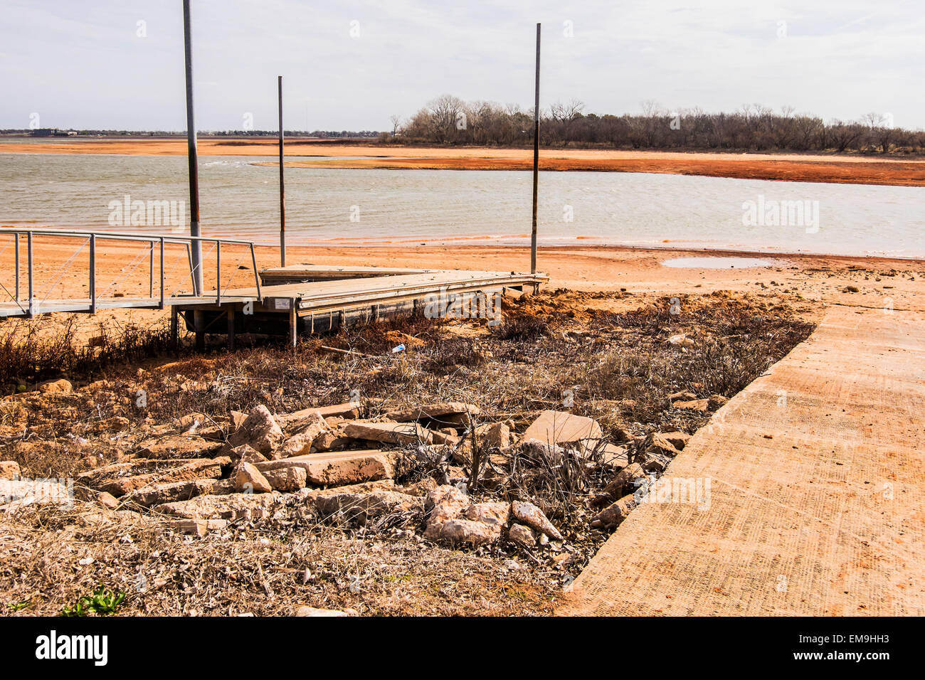 Un quai et la rampe est en appui à l'eau loin des eaux' edge à la sécheresse lac Hefner, Oklahoma City, Oklahoma, USA. Banque D'Images