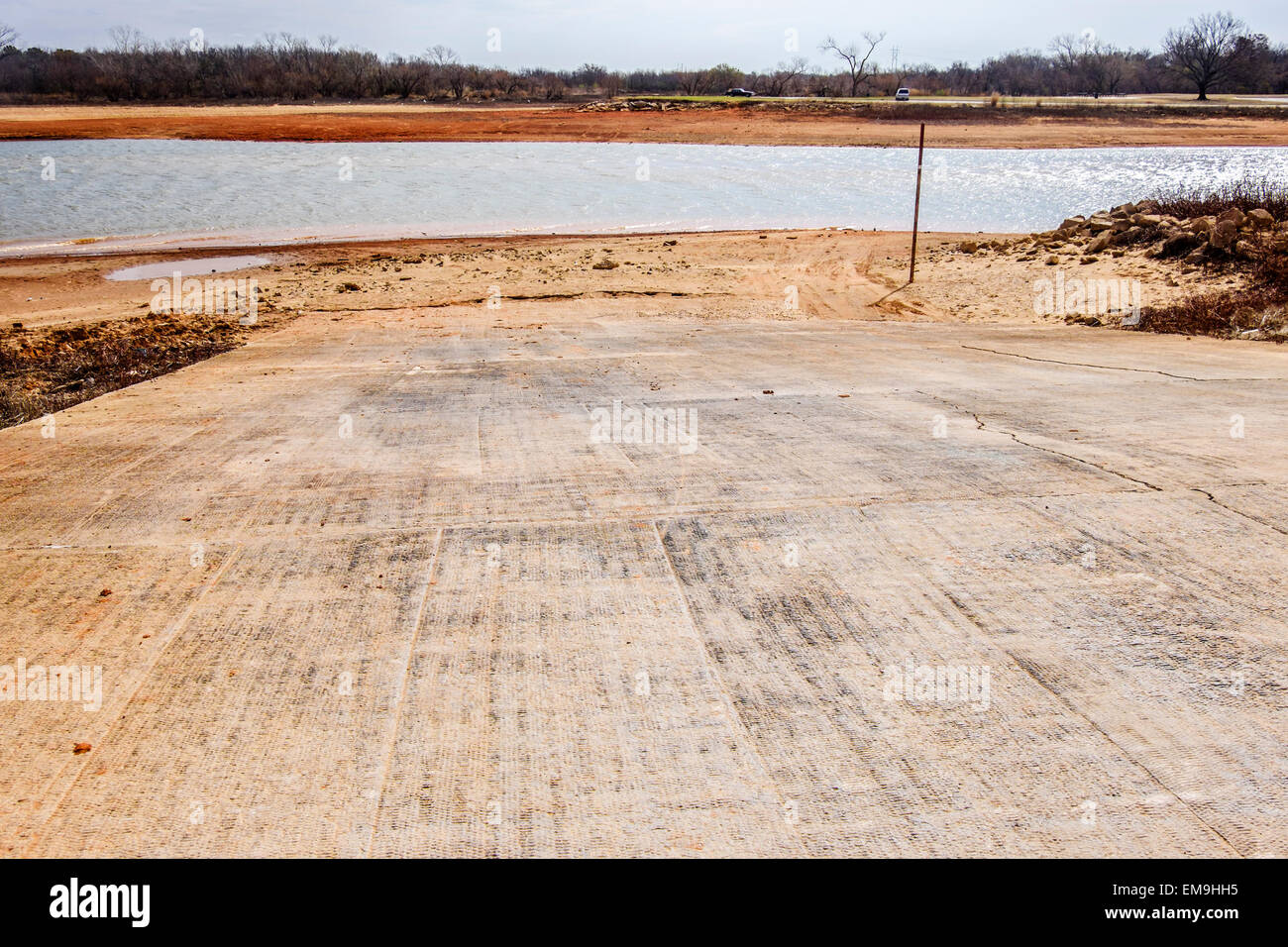 Une rampe de mise à sec et se situe très loin de la sécheresse lac Hefner, un approvisionnement en eau municipal situé à Oklahoma City, Oklahoma, USA Banque D'Images