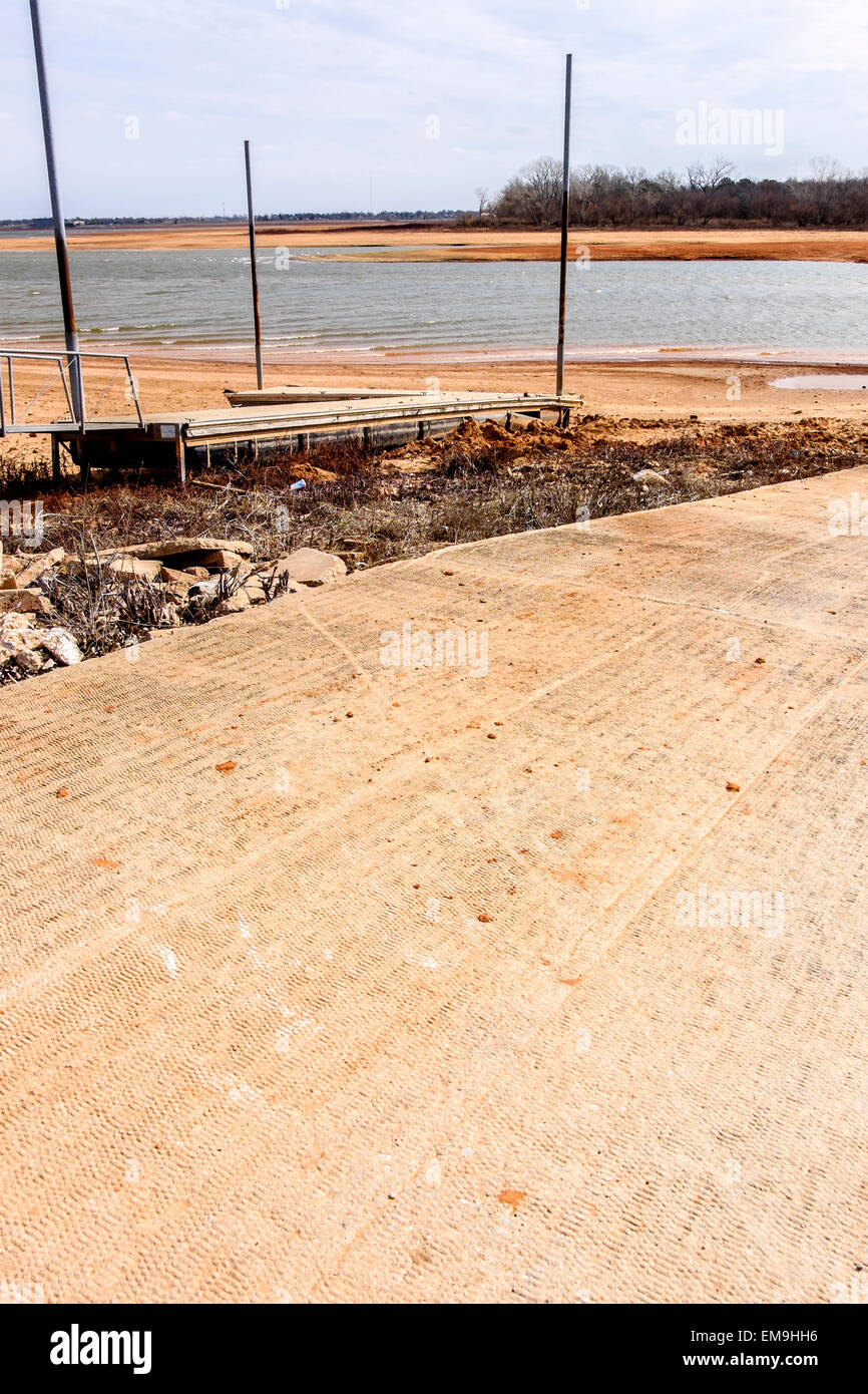 Un quai et la rampe est en appui à l'eau loin des eaux' à bord du lac Hefner la sécheresse, d'un approvisionnement en eau municipal d'Oklahoma City, OK, États-Unis d'Amérique Banque D'Images