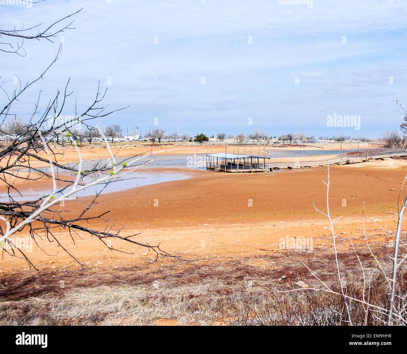 Une pêche à la rampe est échoué dans la boue et l'eau en bas du lac Hefner touchés par la sécheresse, Oklahoma City, Oklahoma, USA Banque D'Images