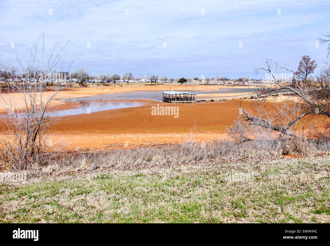 Un quai de pêche est échoué dans la boue et dans l'eau faible sécheresse lac Hefner, Oklahoma City, Oklahoma, USA Banque D'Images