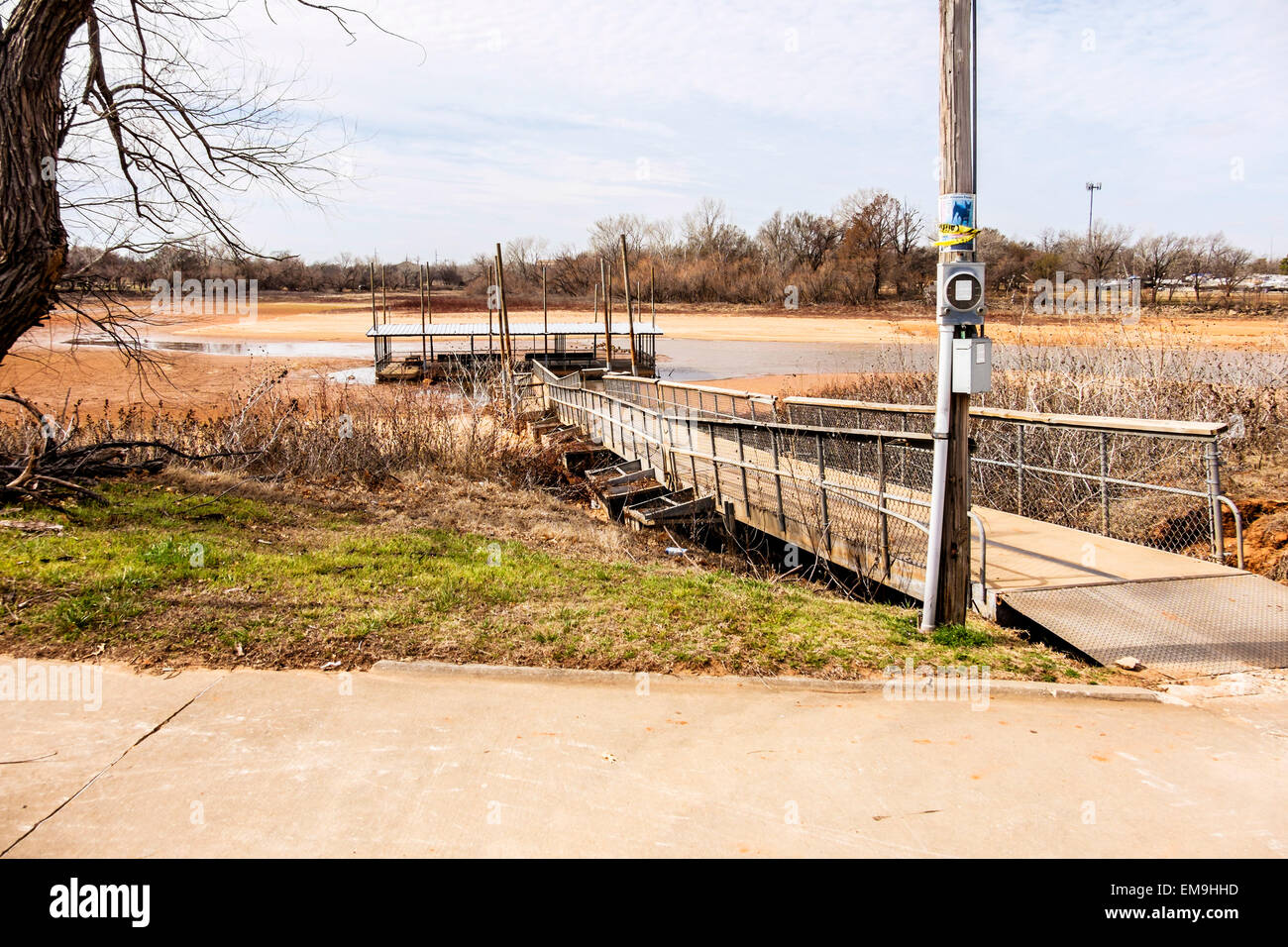 Un quai de pêche est échoué dans la boue et dans l'eau faible sécheresse lac Hefner, Oklahoma City, Oklahoma's l'eau des municipalités. USA. Banque D'Images