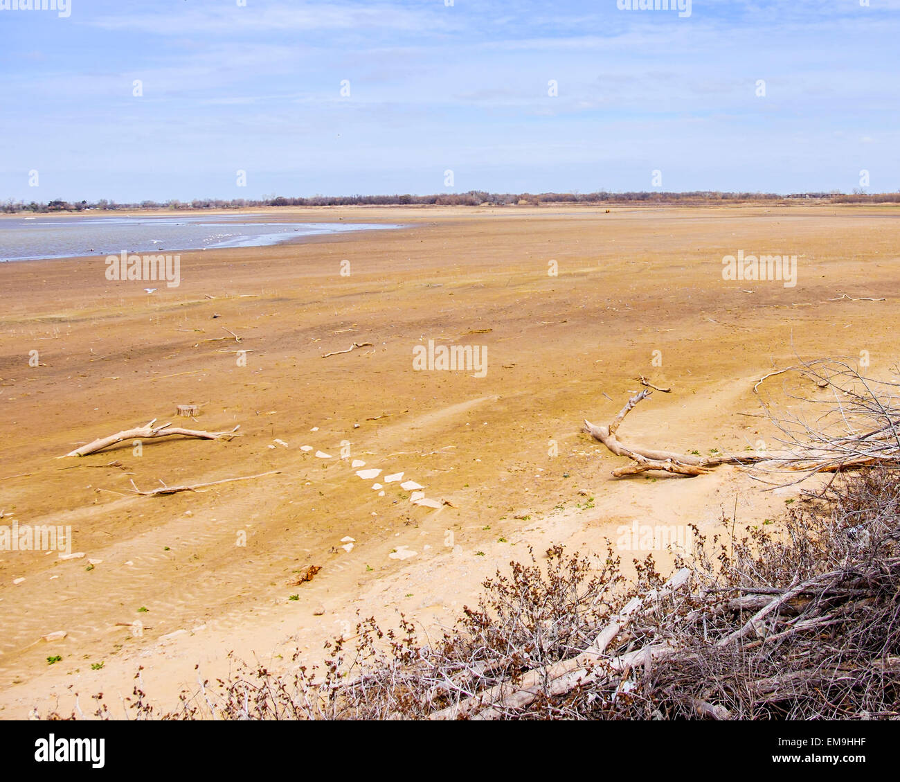 Lac Overholser, un approvisionnement en eau municipal d'Oklahoma City, souffre d'une grave sécheresse et de faibles niveaux d'eau à la fin de l'hiver. New York, USA Banque D'Images