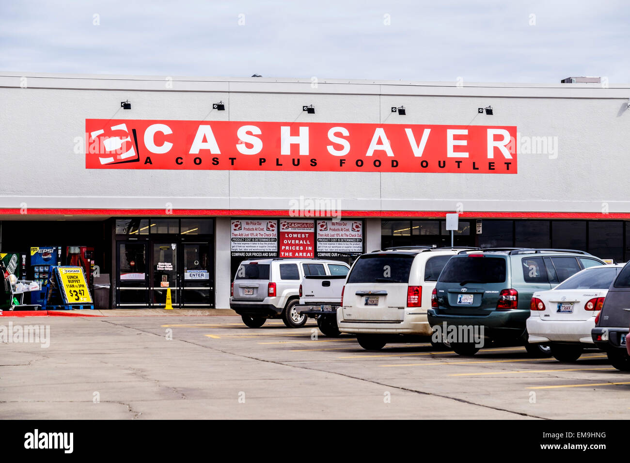 Une patrie marché alimentaire a changé en une Cashsaver marché alimentaire. Les clients paient des frais article plus de dix pour cent. Oklahoma City, Oklahoma, USA. Banque D'Images