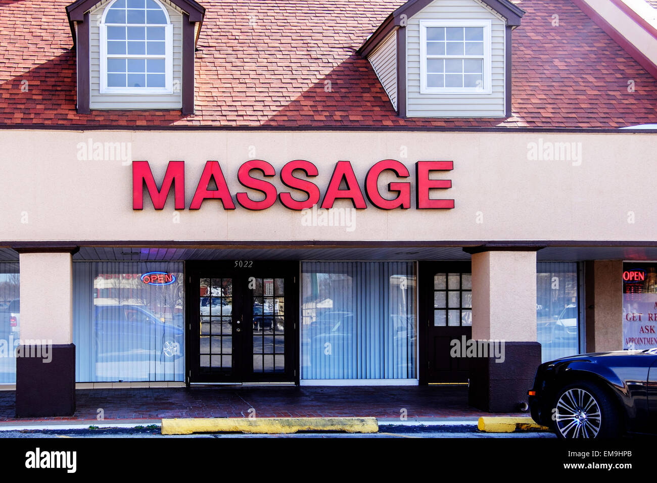 La devanture extérieure d'un salon de massage dans un centre d'Oklahoma City, en Oklahoma. USA. Banque D'Images