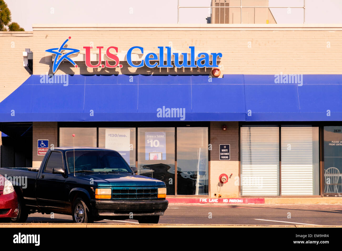 La façade avant du magasin d'US Cellular, un fournisseur de services sans fil. Oklahoma City, Oklahoma, USA. Banque D'Images