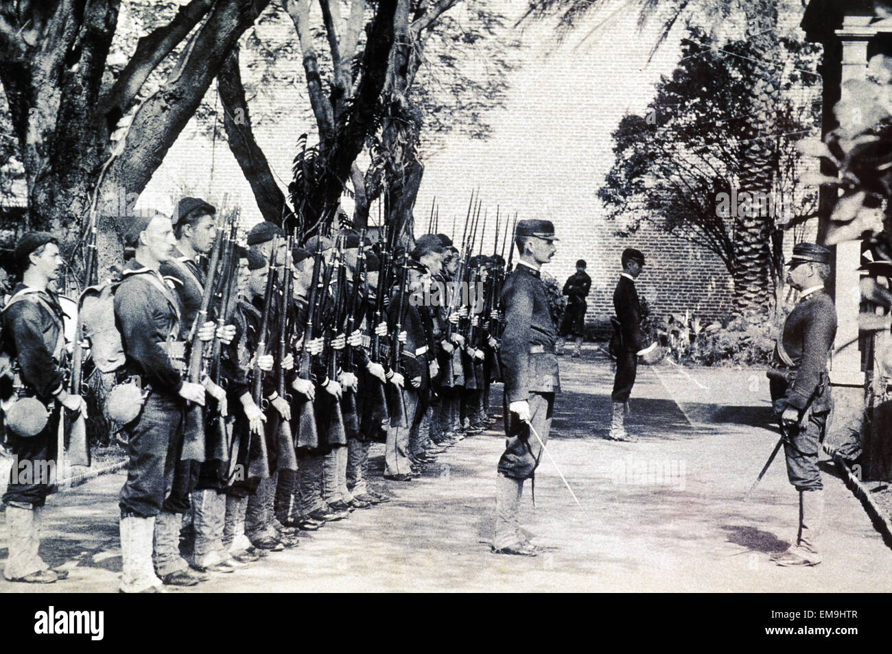 C.1893 Photographie noir et blanc, fin de monarchie hawaïenne, US Marines à Washington Place Banque D'Images