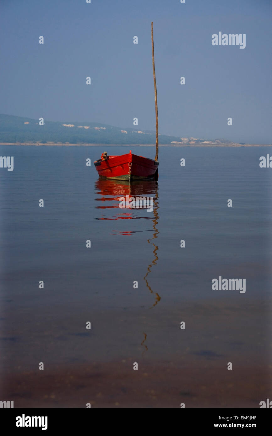 Bateau de pêche en bois rouge amarré dans la baie d'Obidos, Portugal Banque D'Images