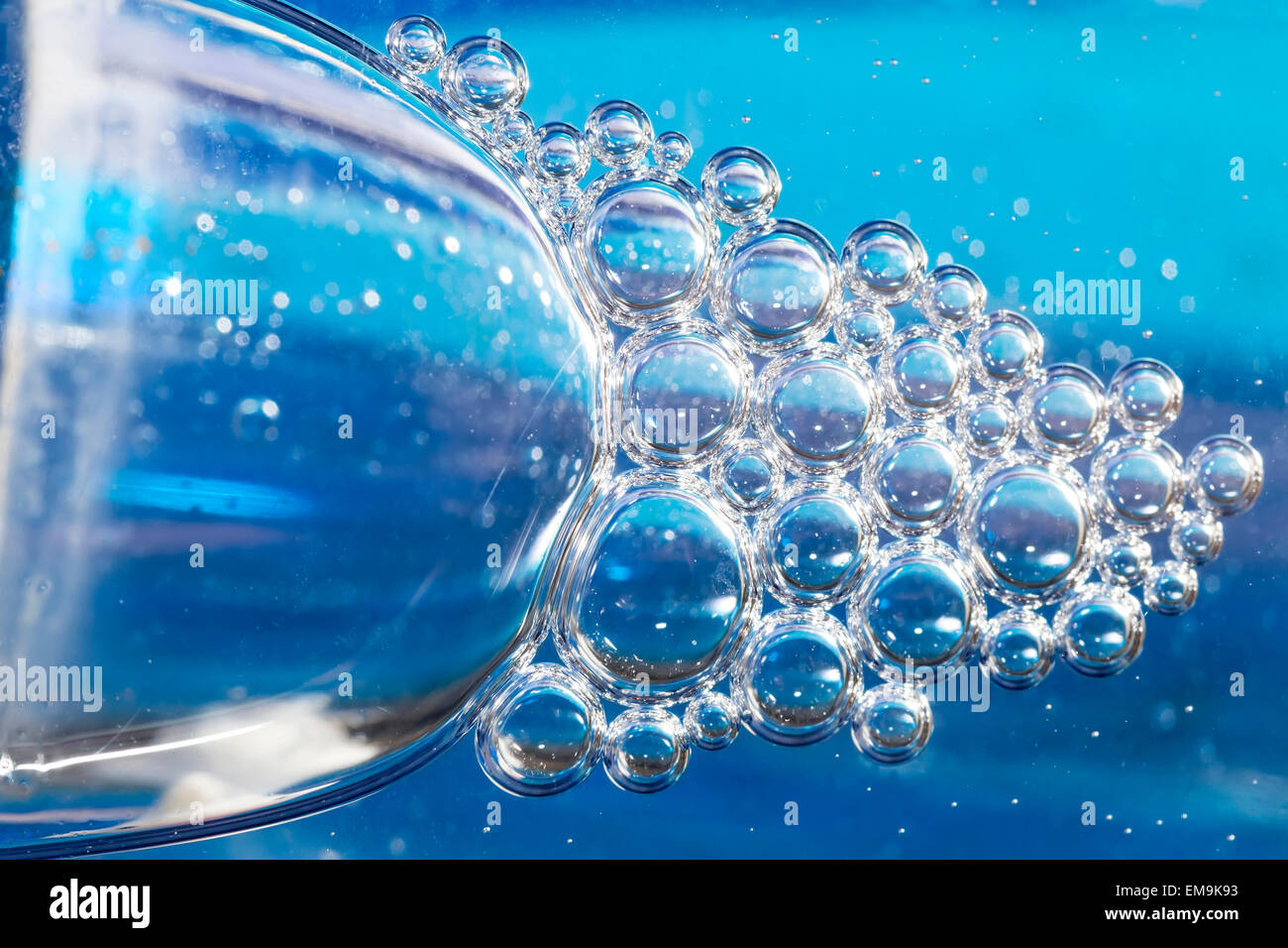 Bulles bleues dans l'eau claire. Banque D'Images