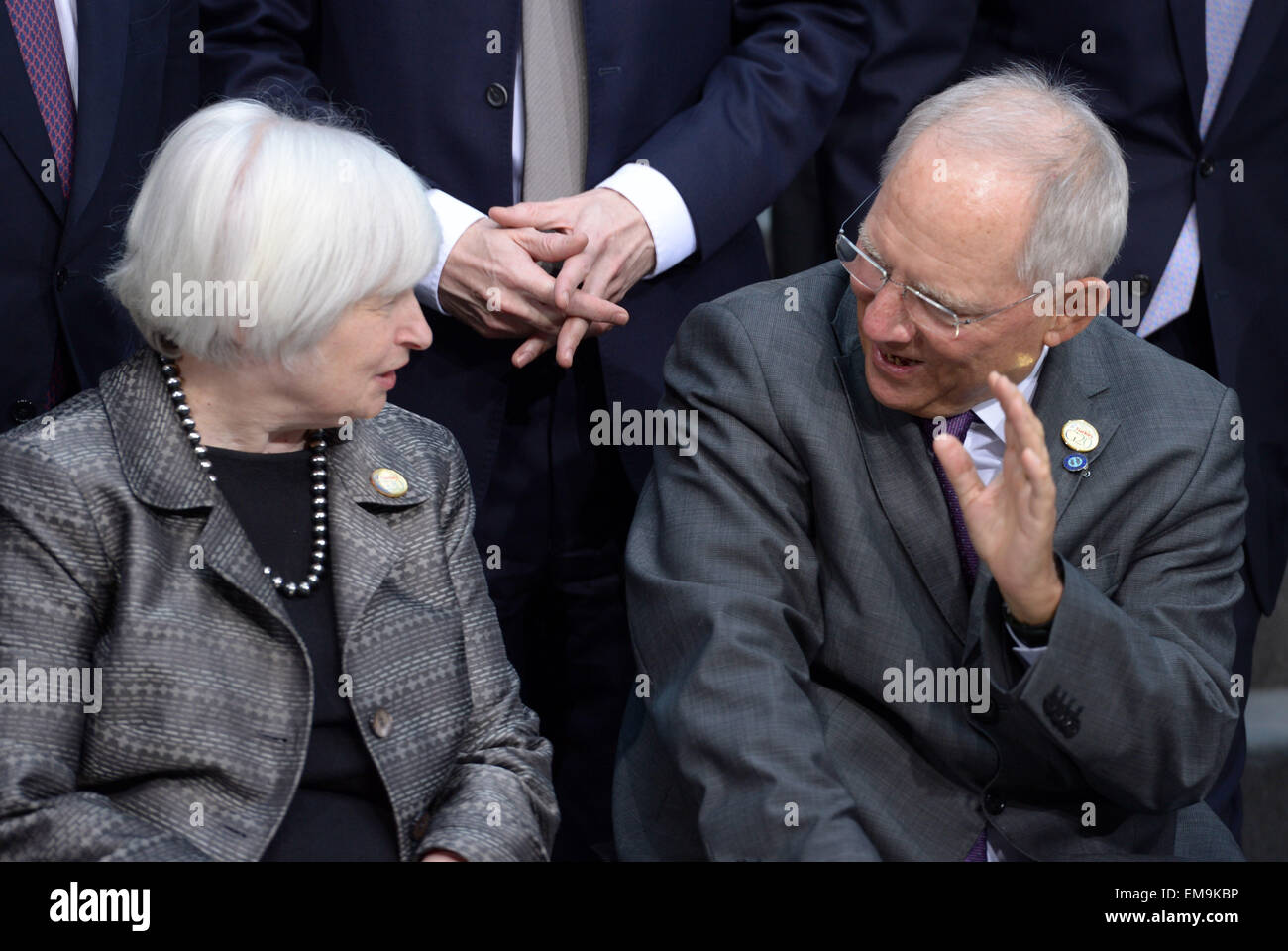 Washington, DC, USA. Apr 17, 2015. Le ministre allemand des Finances, Wolfgang Schaeuble (R) et président de la Réserve fédérale américaine Janet Yellen sont vus avant qu'une photo de famille avec le directeur général du FMI, Christine Lagarde (2L, à l'avant) au cours de la FMI et de la Banque mondiale, les réunions de printemps à Washington, DC, la capitale des États-Unis, le 17 avril 2015. Le Groupe des 20 premières économies mondiales (G20) est resté 'deeply déçu' avec le retard persistant dans l'avancement du 2010 Fonds monétaire international (FMI) la réforme des quotes-parts, les ministres des finances du G20 et des gouverneurs de banque centrale a déclaré dans un communiqué vendredi. © Xinhua/Alamy Live N Banque D'Images