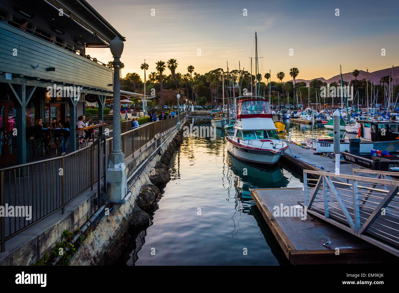 Bateaux dans le port au coucher du soleil, à Santa Barbara, en Californie. Banque D'Images
