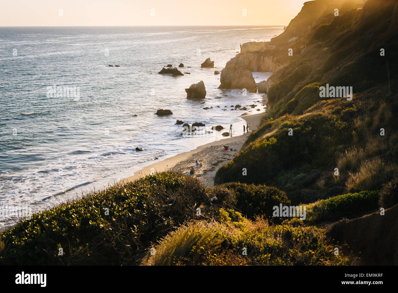 Soir vue sur l'océan pacifique à El Matador State Beach, Malibu, Californie. Banque D'Images
