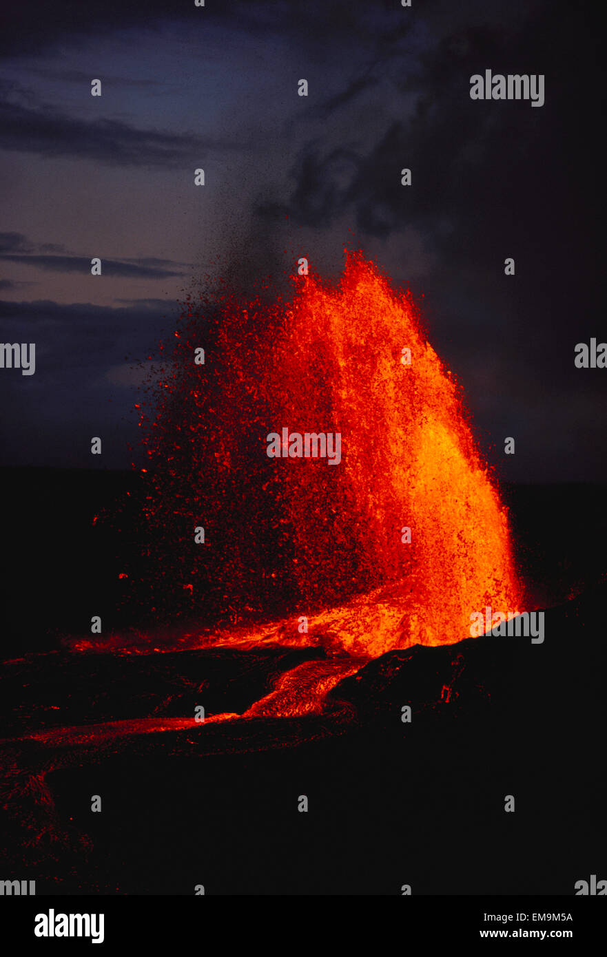 Hawaii, Big Island, Kilauea Volcano Fountaining à 700 pieds, lave rouge dans le ciel nocturne. Banque D'Images