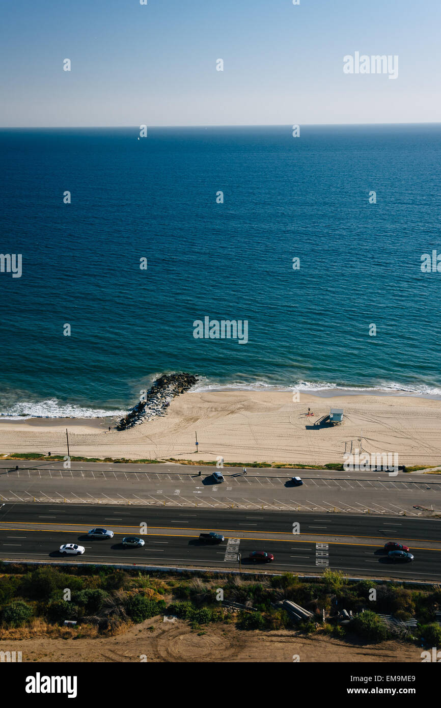 Vue sur autoroute de la côte Pacifique et l'océan Pacifique, dans la région de Pacific Palisades, en Californie. Banque D'Images