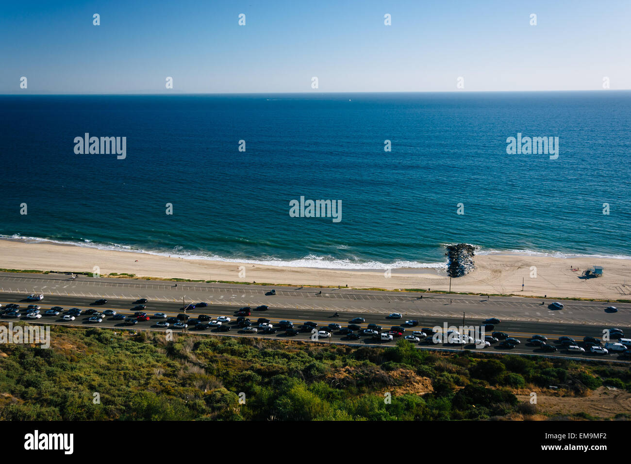 Vue sur autoroute de la côte Pacifique et l'océan Pacifique, dans la région de Pacific Palisades, en Californie. Banque D'Images
