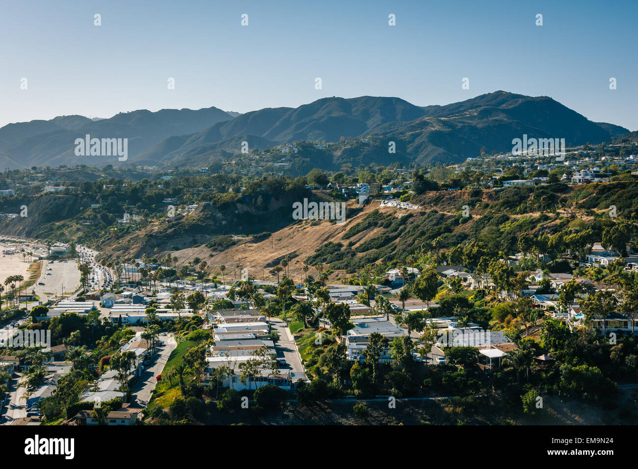 Vue sur les maisons et les montagnes de Santa Monica en Californie, Pacific Palisades. Banque D'Images