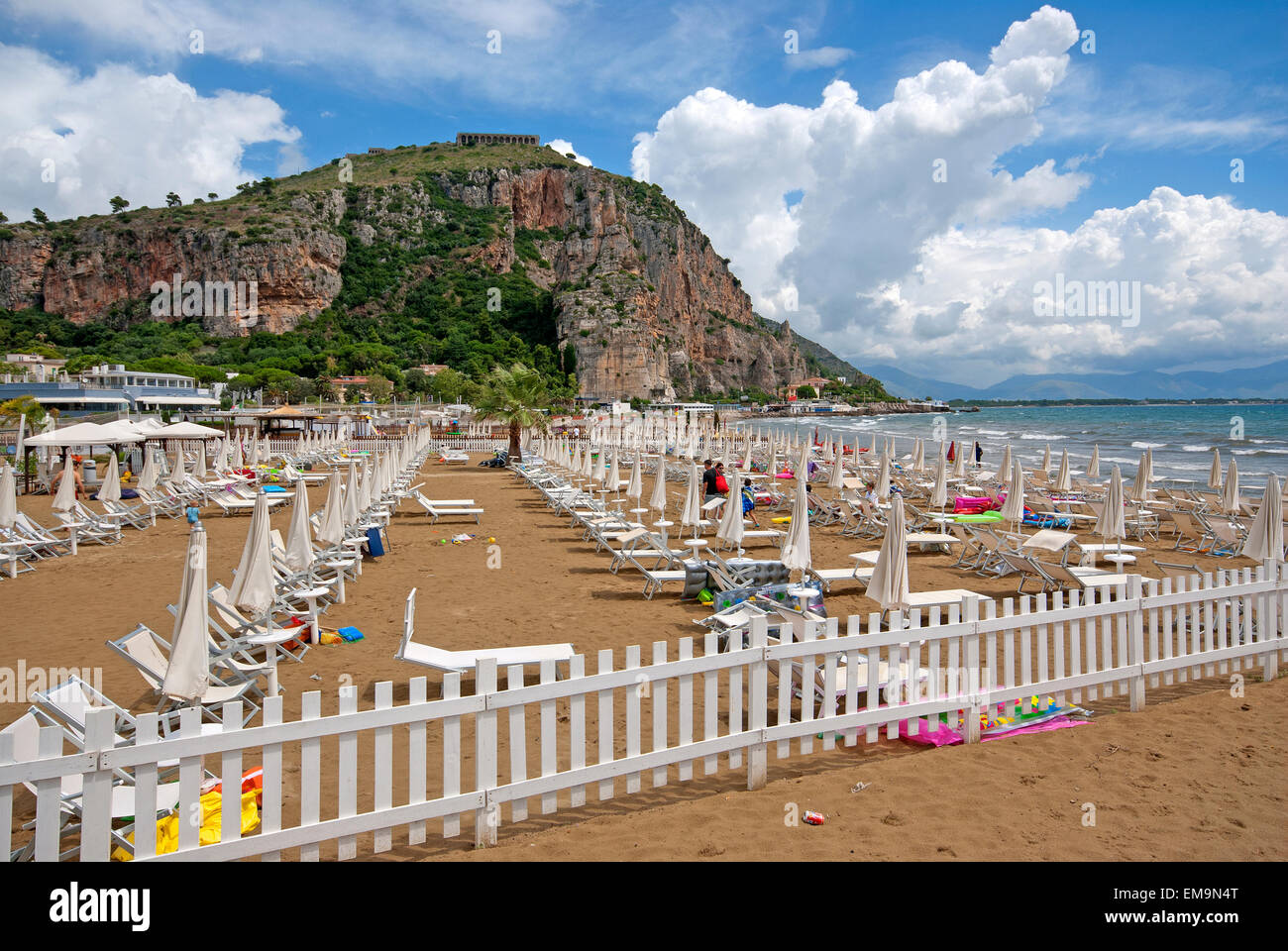 Beach resort et Sant'Angelo montagne avec le Temple de Jupiter Anxur (Tempio di Giove) sur le dessus, Latina, Latium, Italie Banque D'Images