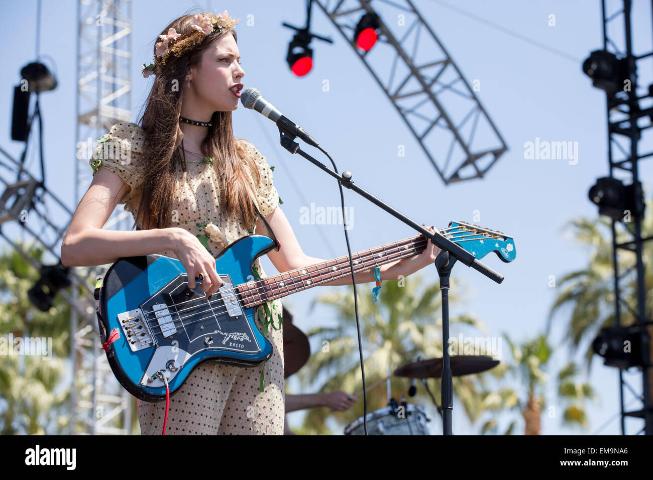 Indio, California, USA. Apr 17, 2015. Musicien CHARLOTTE KEMP MUHL du fantôme d'une Saber Tiger effectue en direct durant les trois jours de musique Coachella festival des arts et à l'Empire Polo Club à Indio, Californie Crédit : Daniel DeSlover/ZUMA/Alamy Fil Live News Banque D'Images