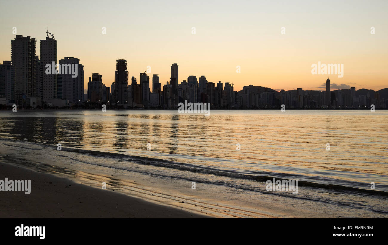 L'aube sur l'horizon de la plage resort Balneario Camboriu Banque D'Images