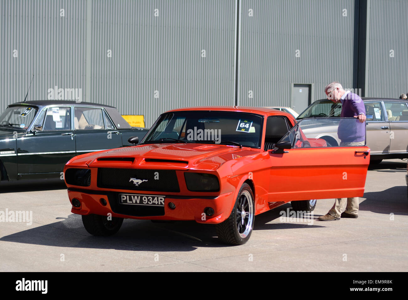 L'inspection d'un mustang voiture à une enchère de voiture classique Banque D'Images