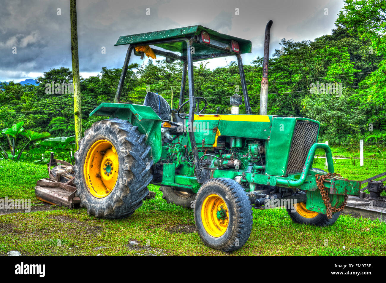 Photographie HDR d'un vieux tracteur agricole et de l'équipement Banque D'Images