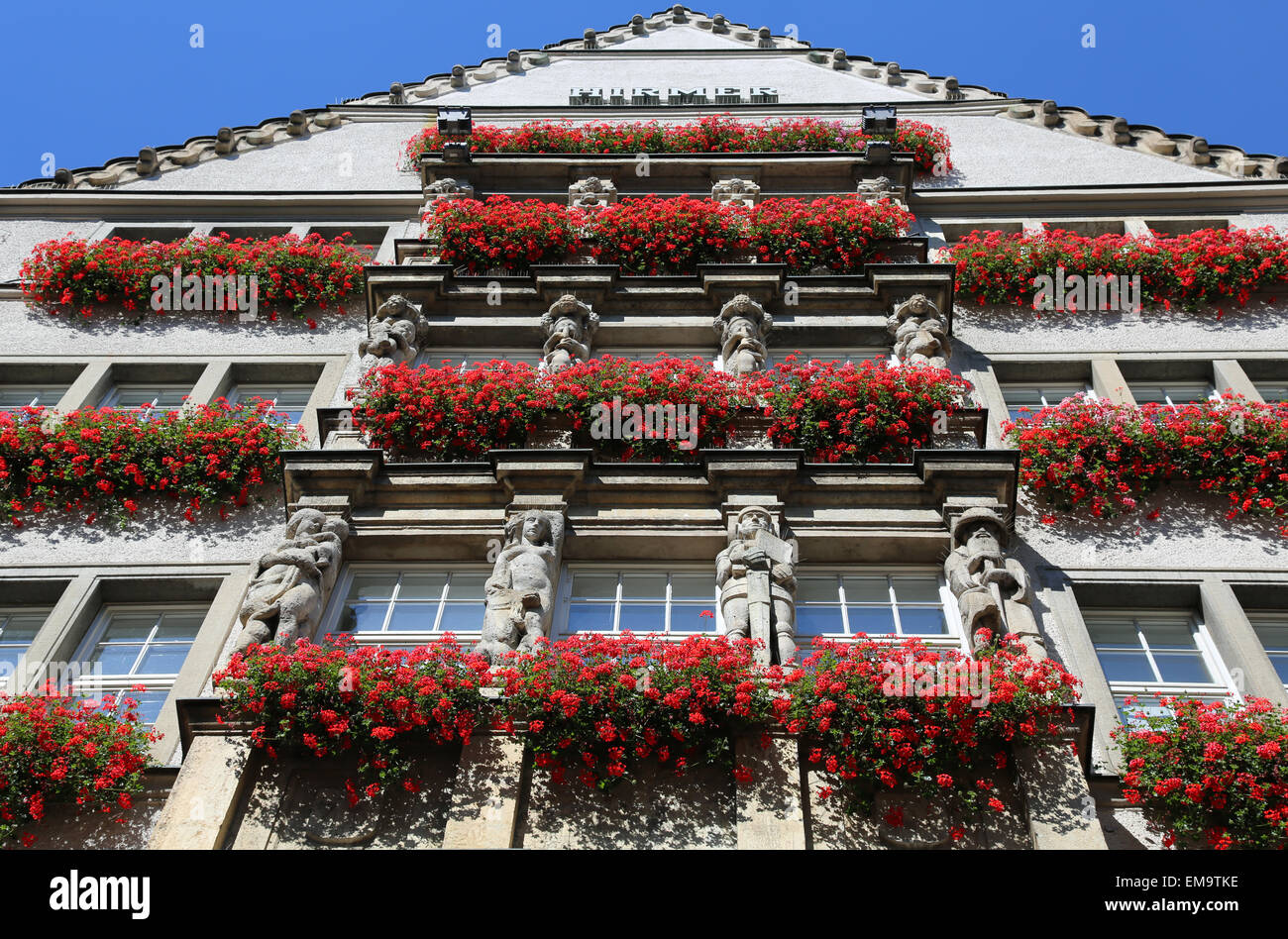 Chalet suisse avec des fleurs rouge en été Banque D'Images