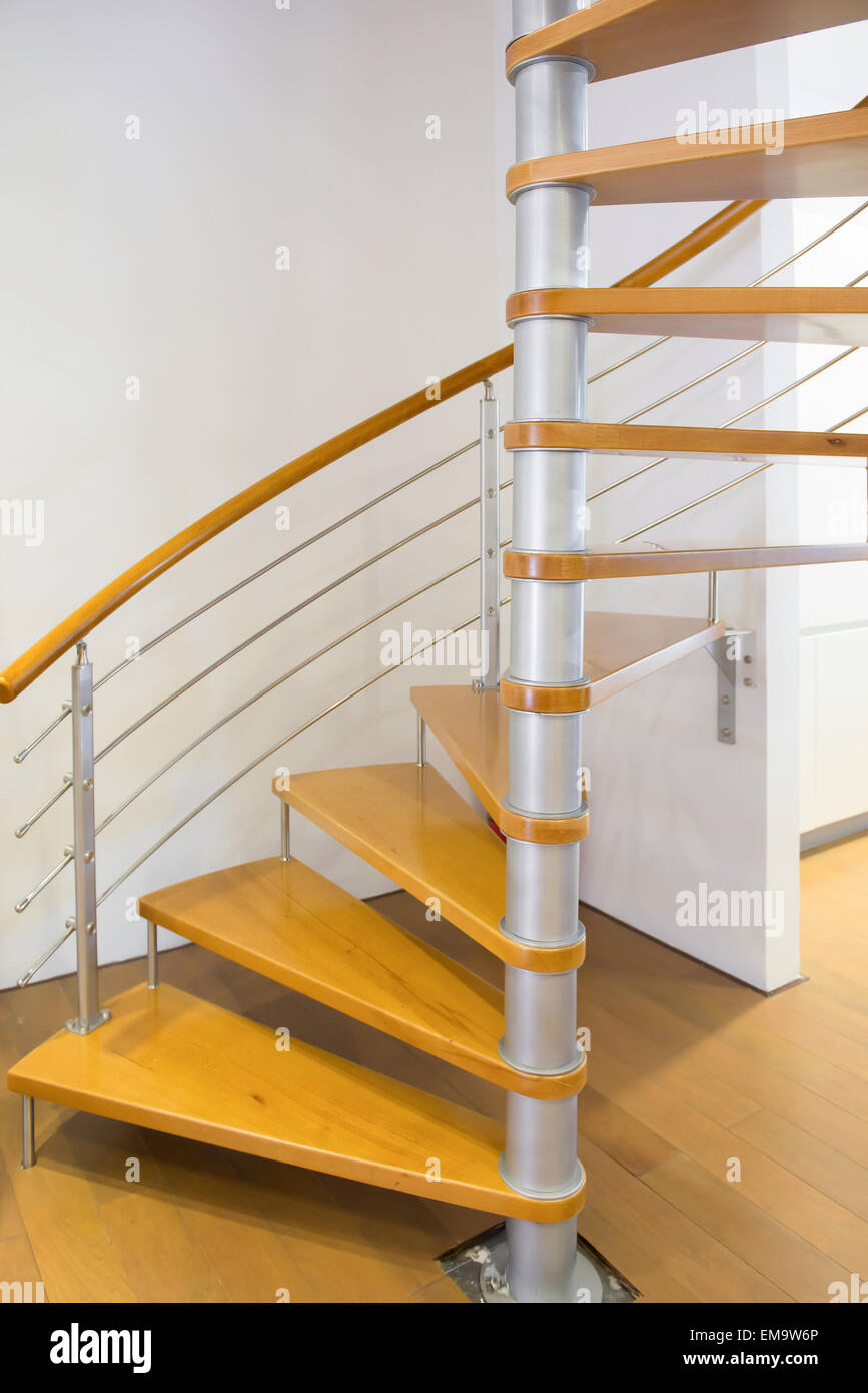 Morden escalier spirale avec marches de bois à l'intérieur d'une chambre Banque D'Images