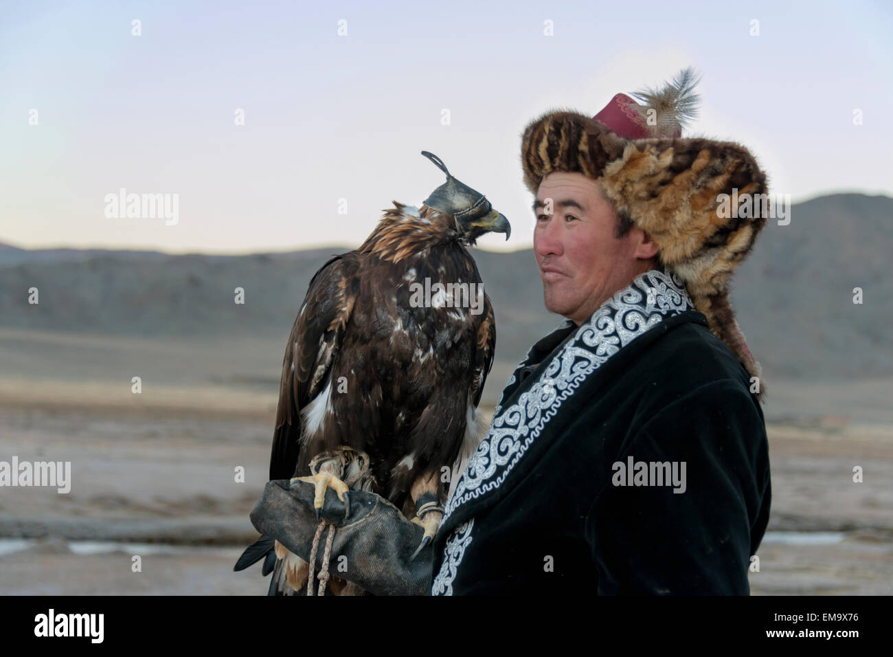 Portrait d'un entraîneur avec son eagle eagle # 2, l'ouest de la Mongolie Banque D'Images