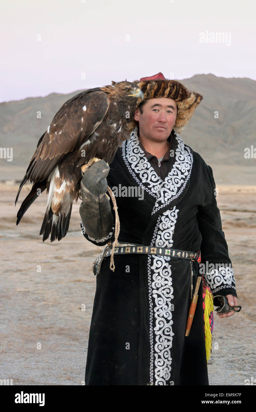 Portrait d'un entraîneur avec son eagle eagle # 1, l'ouest de la Mongolie Banque D'Images