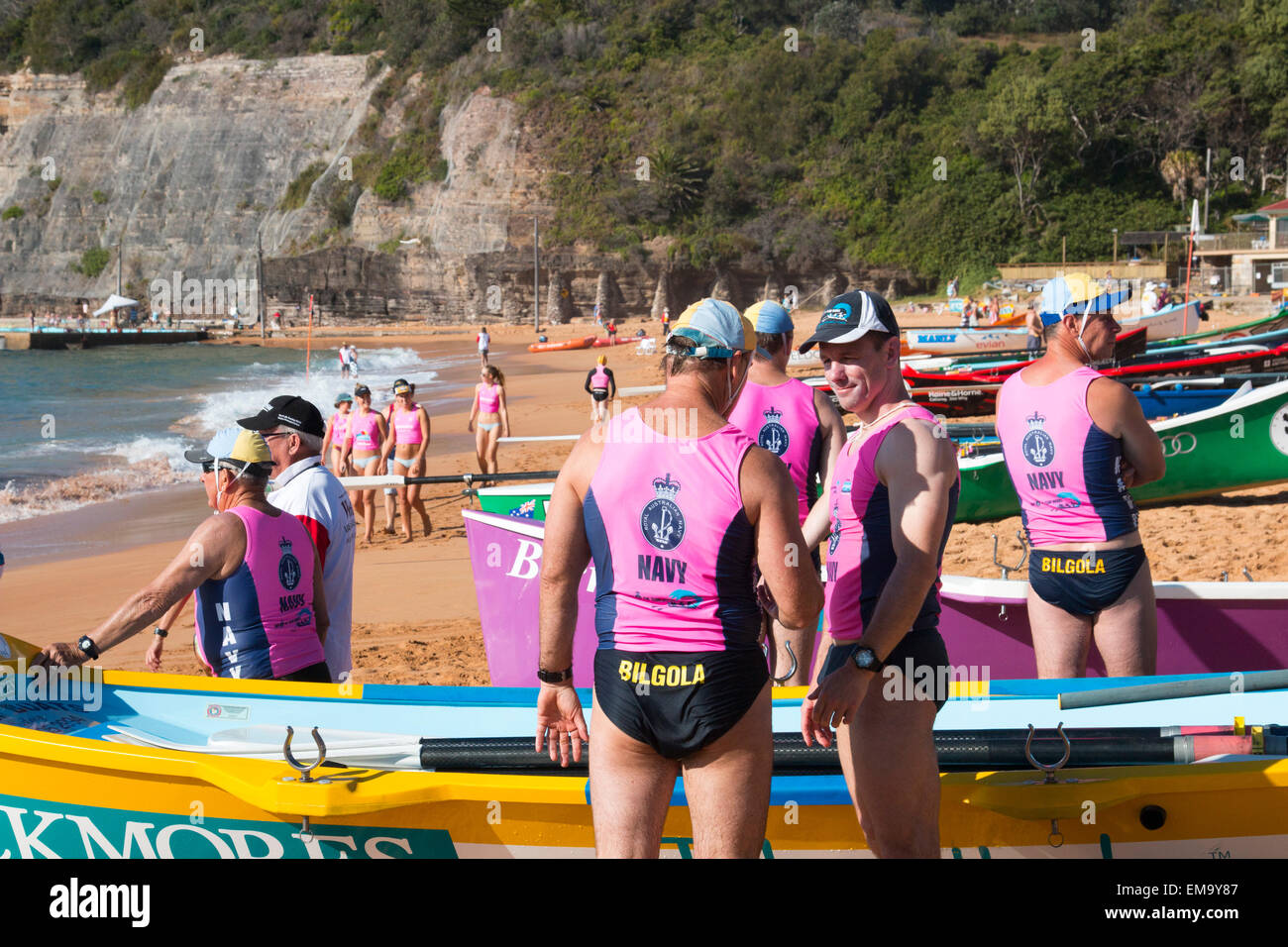 La course traditionnelle surfboat sur bilgola beach,plages du nord de Sydney, Australie Banque D'Images