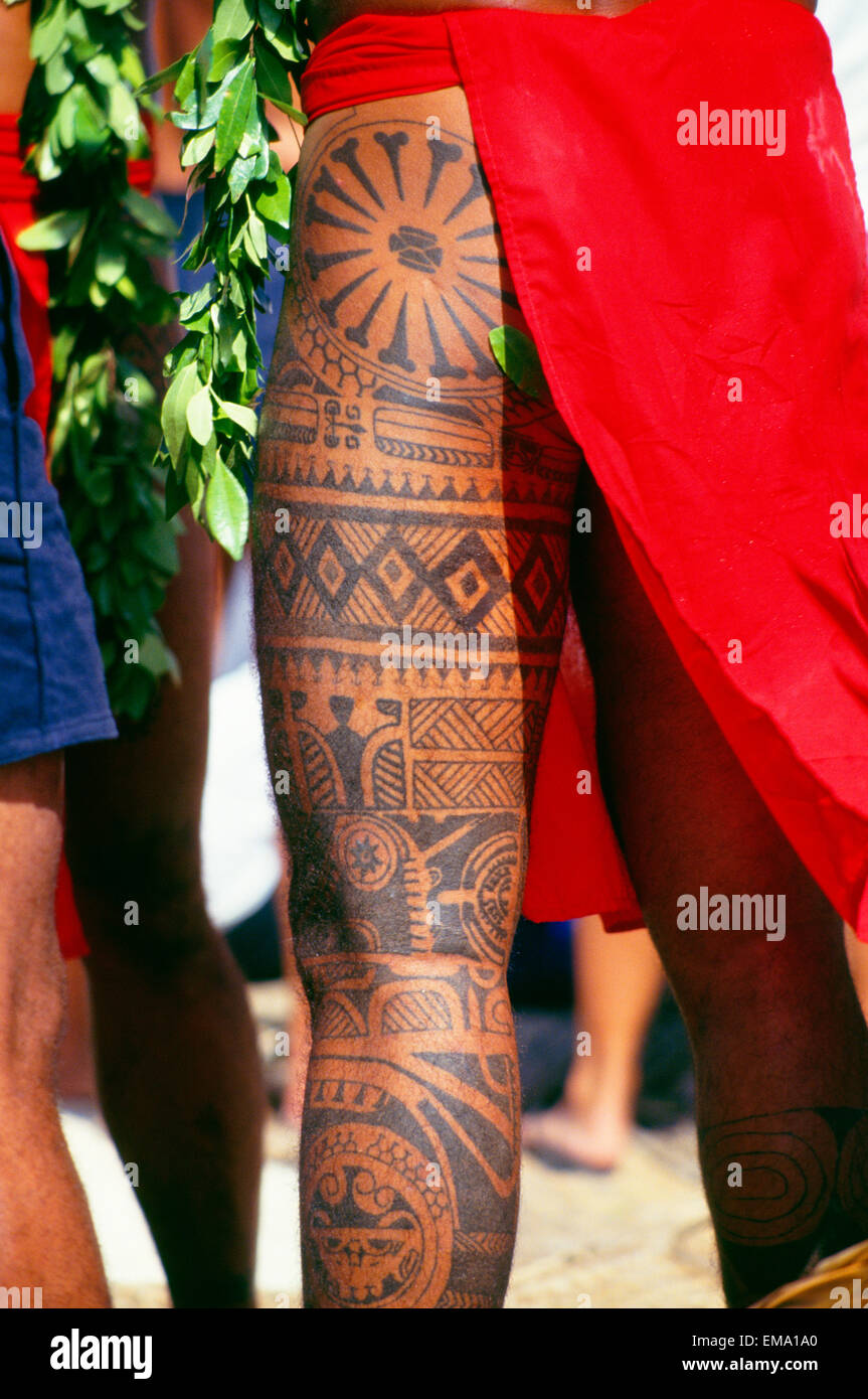 Polynésie Française, Tahiti, Close-Up de tatouage traditionnel sur la jambe de l'Homme Banque D'Images