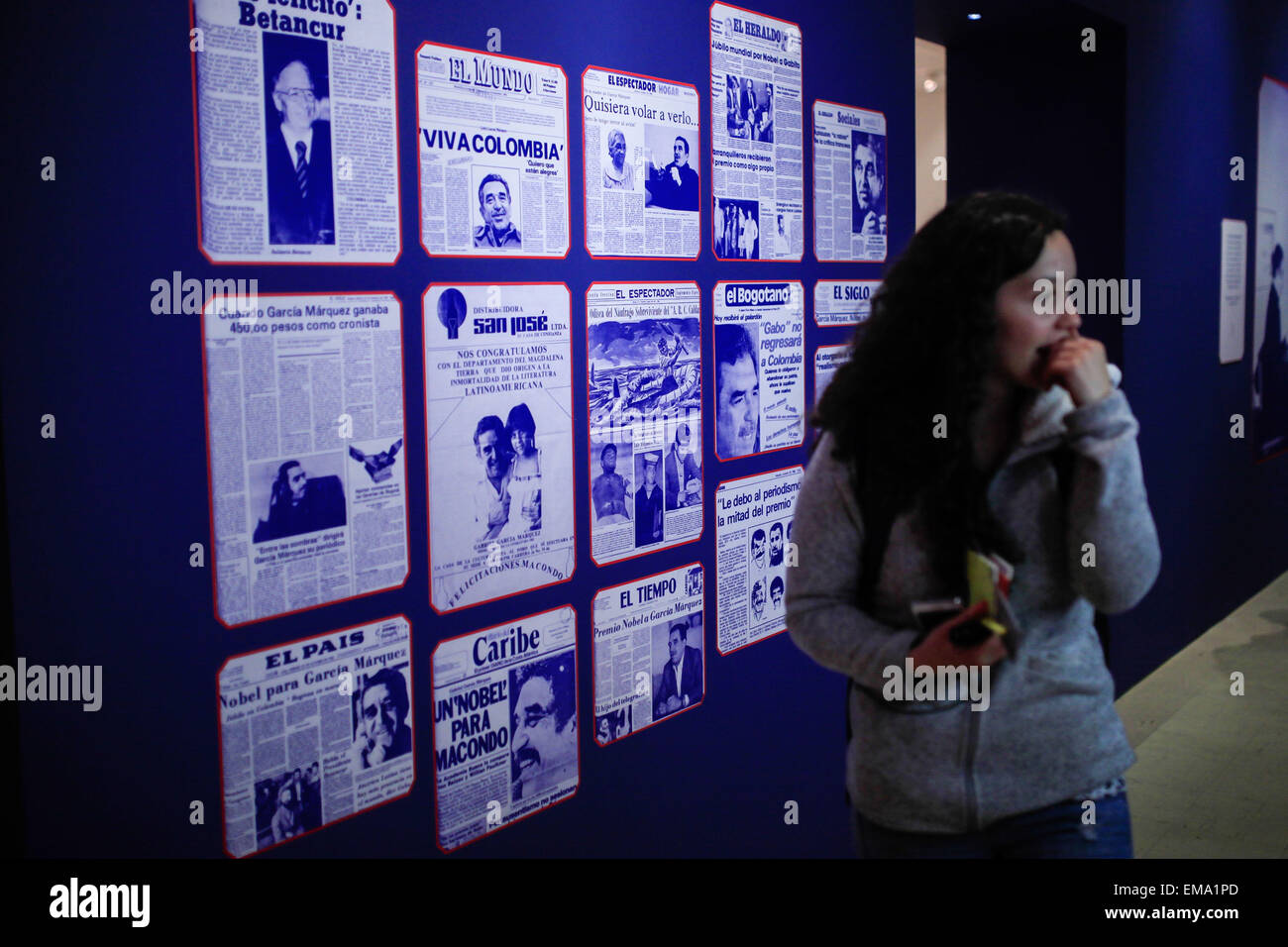 Bogota, Colombie. Apr 17, 2015. Un résident visites une exposition en commémoration du premier anniversaire de la mort de l'écrivain colombien Gabriel Garcia Marquez à la Bibliothèque nationale à Bogota, Colombie, le 17 avril 2015. © Jhon Paz/Xinhua/Alamy Live News Banque D'Images