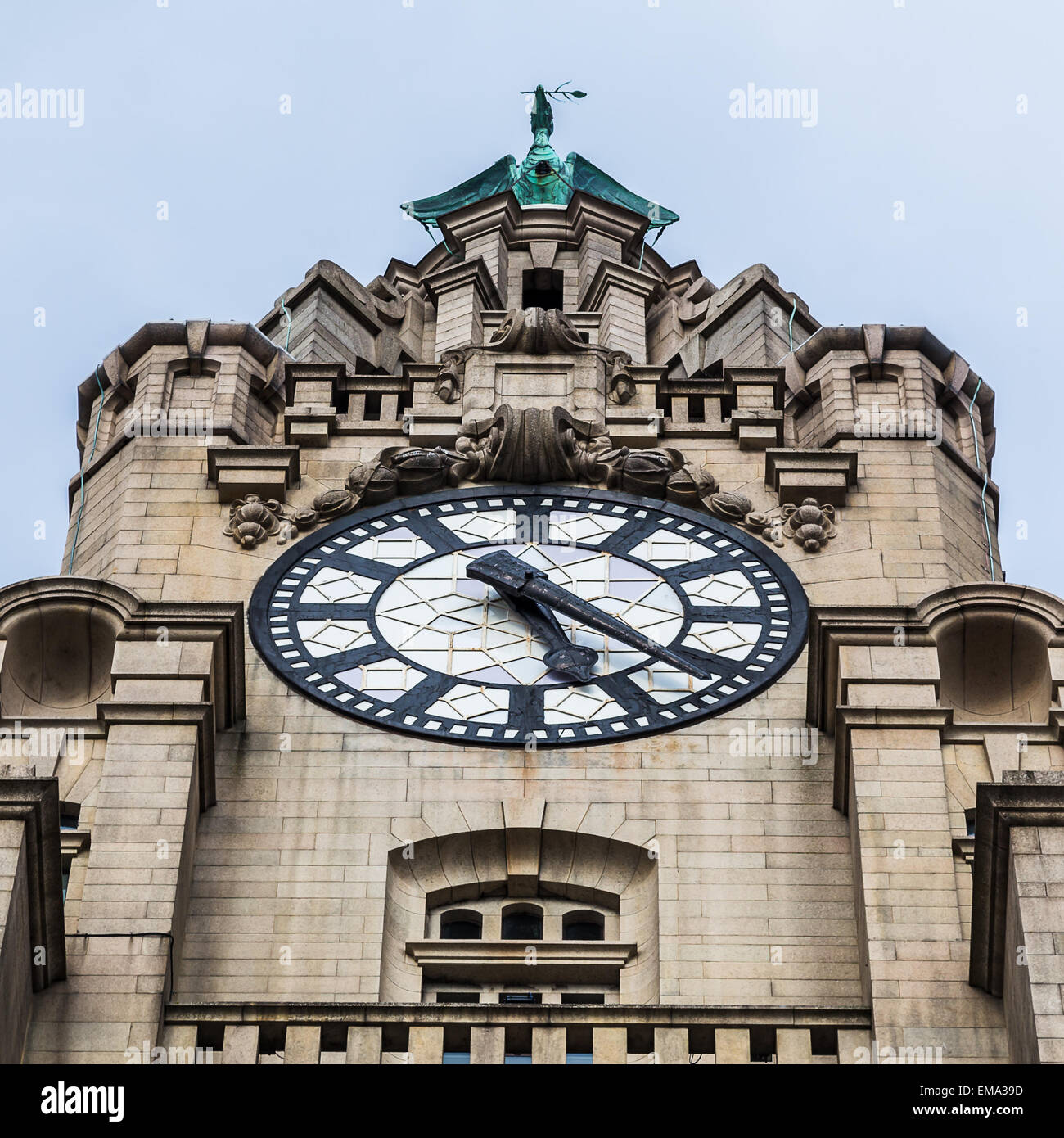 La récolte d'une tour carrée sur le Liver Building à Liverpool. Banque D'Images