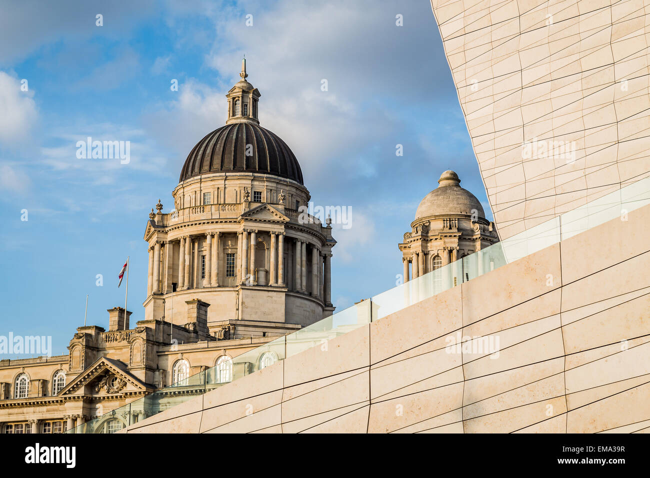 Port of Liverpool Building encadrée par le nouveau musée. Banque D'Images