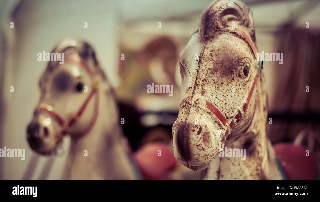Une paire de retro rouillé jouets cheval à bascule vintage à un pays montrent, Stockton, Salisbury, Wiltshire, UK Banque D'Images