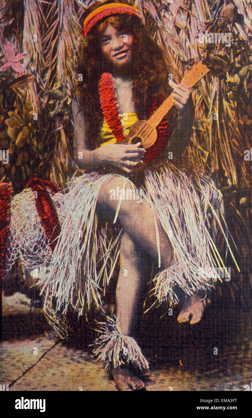 C.1920 Voir toute la longueur de la femelle en tenue de Hula assis avec ukulele en face de Paillote, Carte postale Banque D'Images