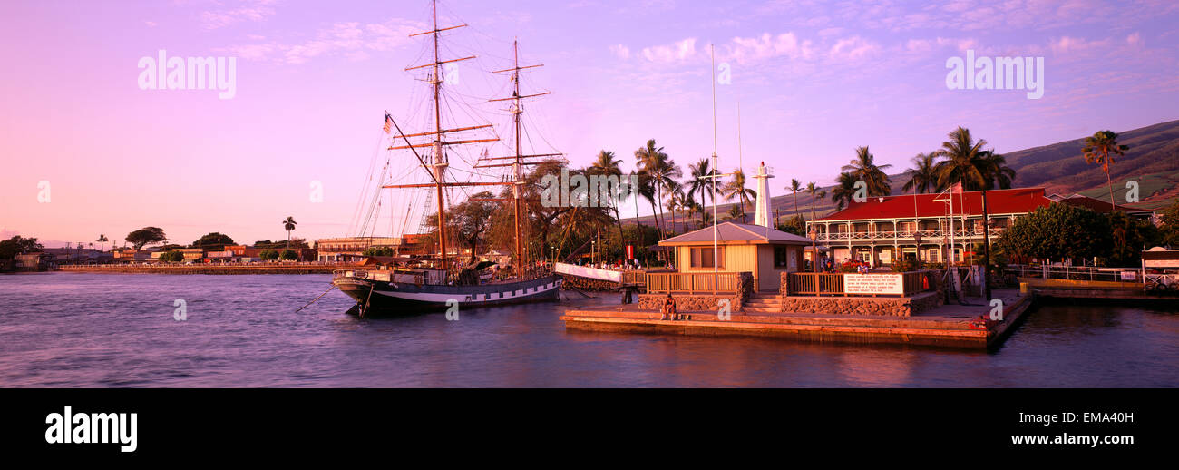 Hawaii, Maui, port de Lahaina avec Brig Carthaginois, soleil rose, un panoramique47A Banque D'Images