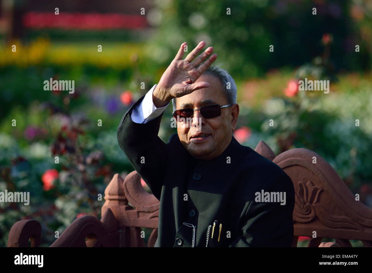 Le Président indien Pranab Mukherjee assis dans Mughal Gardens et forme à l'appareil photo invité 13 Feb 2015 personnes. Banque D'Images