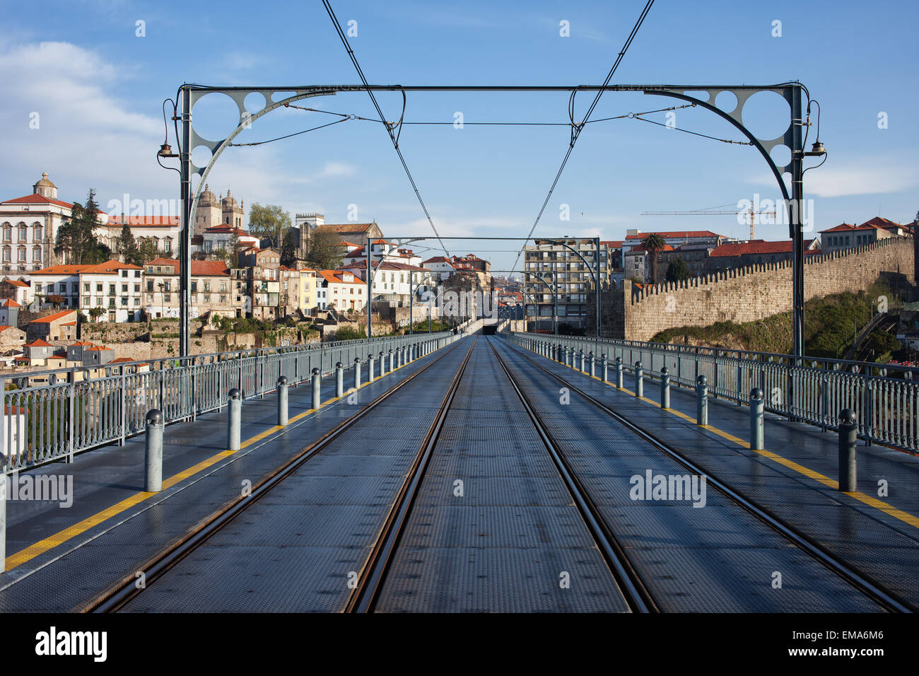Porto au Portugal, vue depuis le Pont Dom Luis I, rails de la ville en métro. Banque D'Images